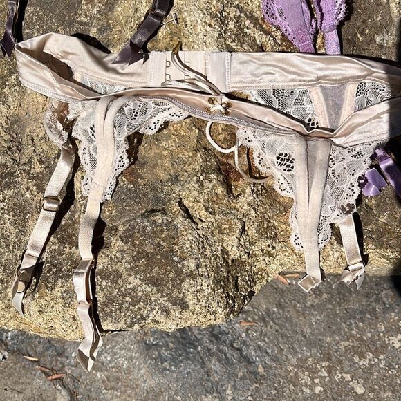 Victoria’s Secret Garters - Picture 5 of 11